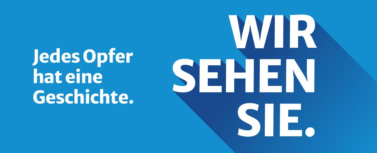 Blauer Hintergrund in der Farbe des Weissen Rings mit weißer Schrift: Jedes Opfer hat eine Geschichte. Wir sehen sie. Die Schrift wirft dunkle Schatten